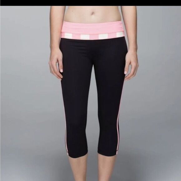 lululemon athletica Pants - Lululemon Black Pink Cropped Capri Leggings Color Block Size 12